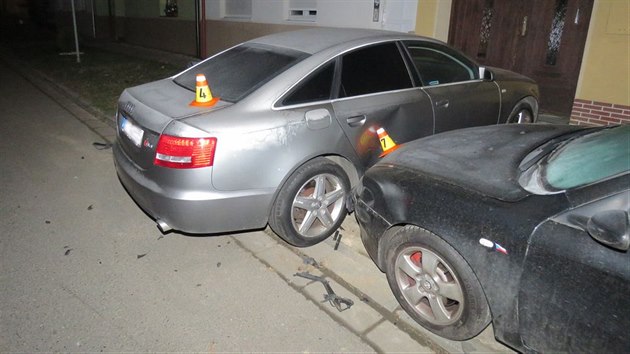 Mlad ena nabourala v Prostjov s autem ti zaparkovan vozy. Nsledn se ukzalo, e je opil a navc vbec nem idisk prkaz.