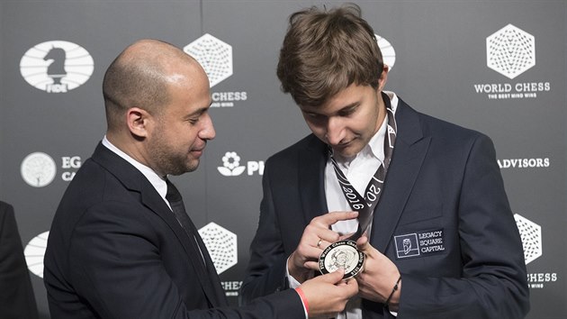 Sergej Karjakin (vpravo) si prohl medaili tchy pro poraenho v boji o titul achovho mistra svta, utuje ho Ilja Merenzon.