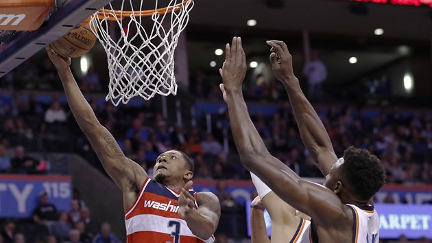 Bradley Beal (vlevo) z Washingtonu zakonuje na ko Oklahoma City kolem Andreho Robersona (uprosted) a Jeramiho Granta.