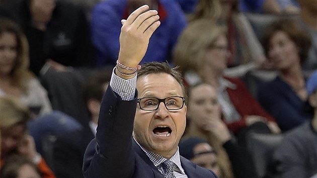 Scott Brooks usmruje hre Washingtonu.