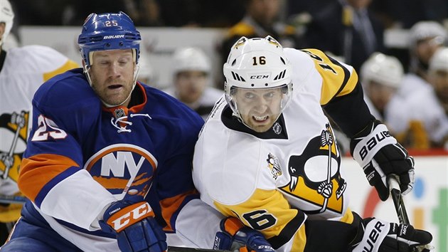 Jason Chimera (vlevo) z NY Islanders v souboji s  Erikem Fehrem z Pittsburghu.