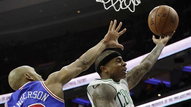 Isaiah Thomas (v blm) z Bostonu zakonuje na ko Philadelphie kolem Geralda Hendersona.