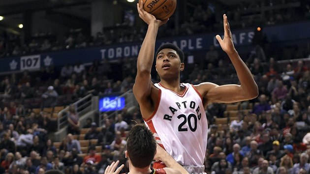 Bruno Caboclo (20) z Toronta najd do Ryana Kellyho z Atlanty.