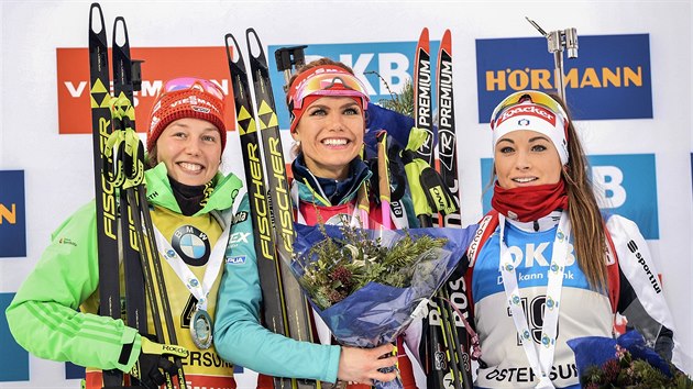 Gabriela Koukalov stanula nejve, je vtzkou sthacho zvodu SP v stersundu, vlevo druh Laura Dahlmeierov, vpravo tet Dorothea Wiererov.