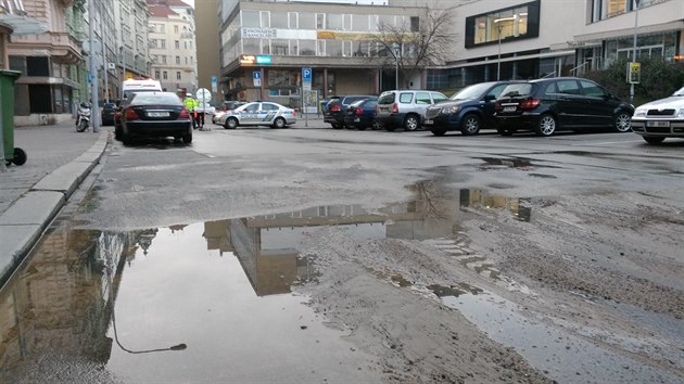 Ve Veselé ulici v centru Brna prasklo vodovodní potrubí. Silnice je uzavřená, strážníci odklání dopravu.