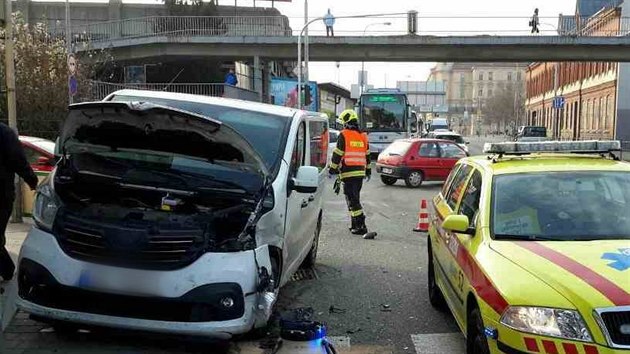 U brnnskho autobusovho ndra se srazil autobus, dodvka a osobn auto.