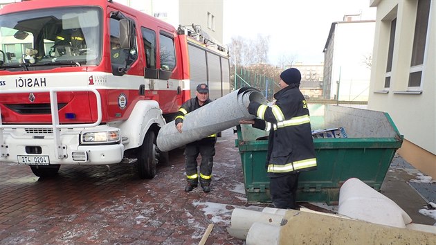 Hasii od rna pomhali v havovsk kole s nsledky potopy, kterou zpsobila praskl hadice na toalet.