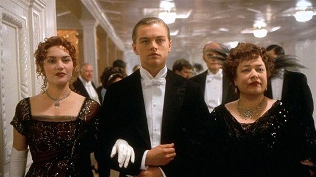 Kate Winsletová, Leonardo DiCaprio a Kathy Batesová ve filmu Titanic (1997)