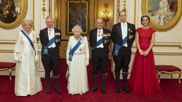 Vévodkyně z Cornwallu Camilla, princ Charles, královna Alžběta II., princ Philip, princ William a vévodkyně z Cambridge Kate na večeři pro diplomaty v Buckinghamském paláci (Londýn, 8. prosince 2016)