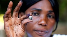 Voliči v Gambii hlasovali pomocí kuliček, které vhazovali do uren různých...