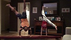Otec zkouí gymnastické triky své dcery