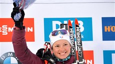 Marie Dorinová-Habertová se raduje z vítzství ve sprintu v Östersundu.