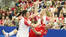 Markéta Jeřábková se snaží udržet míč proti dánské přesile.