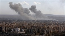 Kouř stoupá k nebi po náletu na Aleppo (3. prosince 2016)