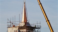 V Rado�ov� zvedali novou st�echu na v� kostela sv. Václava. Repliku p�vodní...