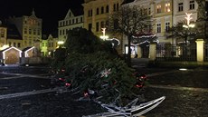 V eské Líp spadl v dsledku silného vtru dvacetimetrový vánoní strom...