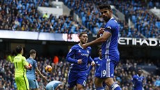 Útoník Chelsea Diego Costa slaví vyrovnávací gól do sít Manchesteru City.