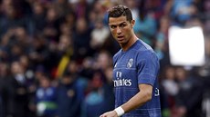 Cristiano Ronaldo z Realu Madrid na rozcvice ped utkáním proti Barcelon.