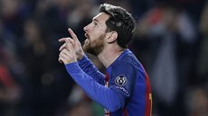 Lionel Messi slaví branku proti Mönchengladbachu v posledním duelu základních...