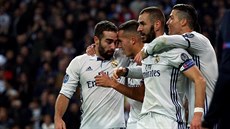 Fotbalisté Realu Madrid se radují z gólu Karima Benzemy (vpedu) proti...