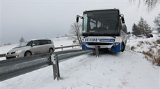 Problémy na silnicích na Vysoin mly také autobusy.