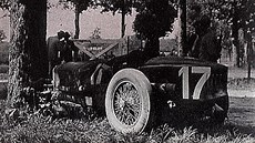 Pi kvalifikaci na Velkou cenu Evropy v Monze na podzim 1923 Sivocci narazil do...