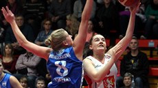 Michaela Matu�ková (vpravo) z Hradce Králové úto�í kolem Kate�iny Hindrákové z...