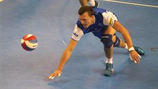 Ostravský smea David Jank se snaí vybrat mí v poli.