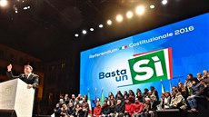 Italský premiér Matteo Renzi v rámci kampan za pijetí ústavních reforem...