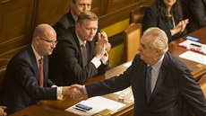 Prezident Miloš Zeman si podává ruku s premiérem Bohuslavem Sobotkou v...