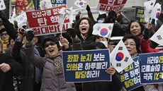 Lidé v ulicích Soulu slaví sesazení prezidentky Pak Kun-hje (9. prosince 2016).