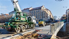 Stavba nového silniního mostu v ulici Korunovaní na Praze 7