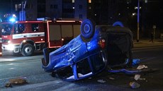 Po stetu dvou aut ve Stranicích skonilo jedno na stee (9.12.2016).