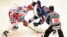 Cory Kane z T�ince (vlevo) a Erik N�mec z Vítkovic na buly.