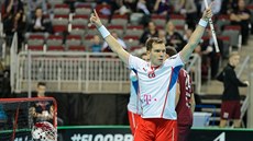 Český florbalista Matěj Jendrišák slaví gól v utkání proti Lotyšsku.