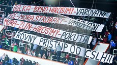 Radost hokejist Olomouce, mezi nimi pilný asistent Frantiek Skladaný. 