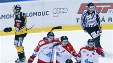 Radost hokejistů Olomouce, mezi nimi pilný asistent František Skladaný. 