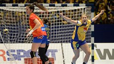 Švédská házenkářka Isabelle Gulldenová slaví gól v utkání proti Španělsku.