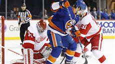 Branká� Detroitu Petr Mrázek krotí puk v utkání proti New York Islanders.