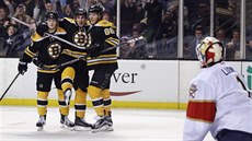 David Pastrák (vpravo), Torey Krug a Brad Marchand slaví gól Bostonu,...