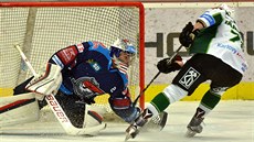 Karlovarský útoník Tomá Harkabus se prosazuje proti hostujícímu brankái Janu...