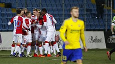 Slávisti�tí fotbalisté se radují z jednoho ze �ty� gól� proti Zlínu.