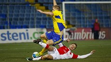 Slávistický úto�ník Milan �koda a zlínský obránce Jakub Jugas (ve �lutém) v...