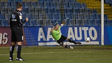 Zlínský branká Stanislav Dostál inkasuje z penalty.