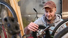 Lidé z iniciativy KolemPlzne.cz servisují a ukládají k zimní p�estávce kola...
