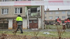 Výbuch otřásl bytovkou, které stojí u hlavní silnice v Drahotíně. (5. prosince...