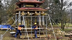 Stavbai v Podzámecké zahrad v Kromíi opravují ínský pavilon, stavbu na...