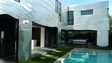 Kovové pásy se p�ekrývají, tak�e napodobují proud�ní vzduchu jako domácí...