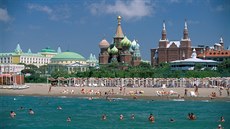 V Aksu na pob�e�í St�edozemního mo�e lákají Turci Rusy i na hotel p�ipomínající...