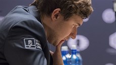 Sergej Karjakin z Ruska bhem utkání o achového mistra svta.